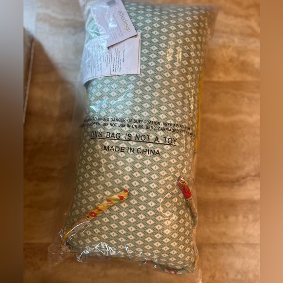 Queen EchoDesign Comforter Set with 2 extra Shams & decorative Pillow - Picture 4 of 8